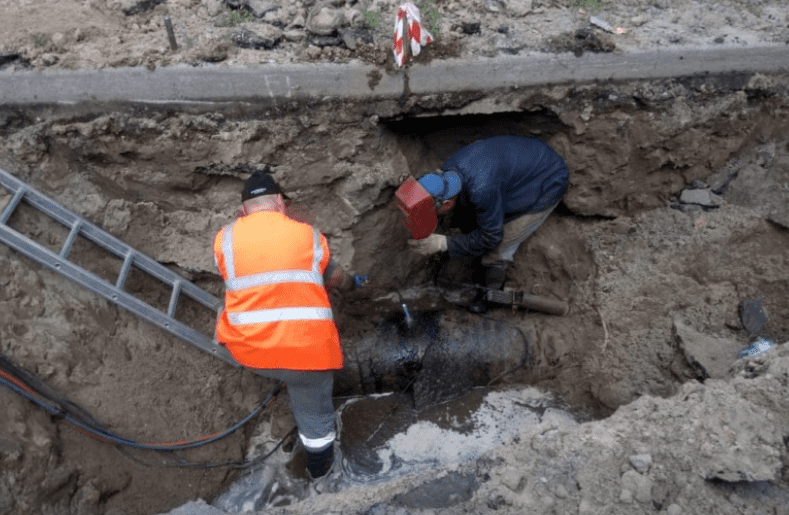 У Солом’янському районі стався витік води через прорив магістралі