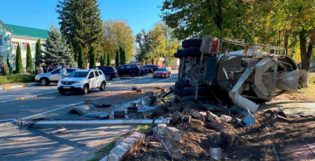 У Гостомелі бетонозмішувач зніс паркан та перекинувся (фото)