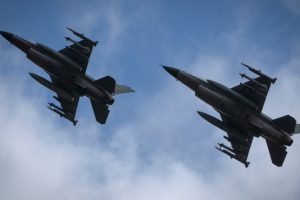 Українські пілоти F-16 збили близько 10 повітряних цілей під час масованої атаки рф 17 листопада