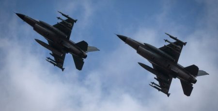 Українські пілоти F-16 збили близько 10 повітряних цілей під час масованої атаки рф 17 листопада