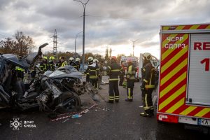 У Голосіївському районі автобус врізався у легкові машини: 2 людини загинули та 3 постраждали (фото)