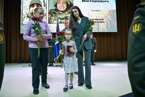 В Святошинському районі вручили державні нагороди близьким полеглих героїв (фото)