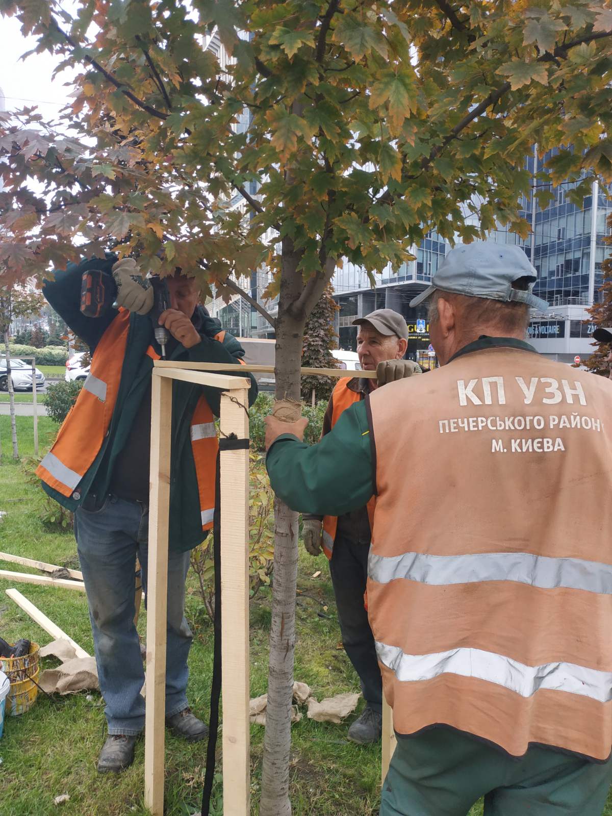 Печерським зеленбудівцям придбають літні робочі костюми та взуття