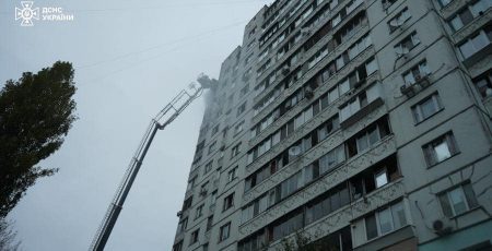 У Києві уламки ворожих БпЛА спричинили пожежу в багатоповерхівці у Святошинському районі, є постраждал