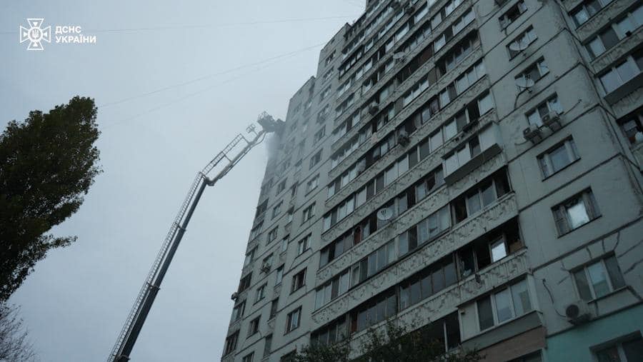 У Києві уламки ворожих БпЛА спричинили пожежу в багатоповерхівці у Святошинському районі, є постраждалі