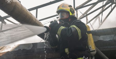 Вогнеборці загасили пожежу в ресторані на Берестейському проспекті (відео)