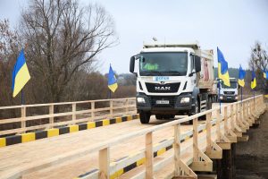 На межі Вишгородського та Бучанського районів Київщини відкрили рух тимчасовим мостом через річку Тетерів