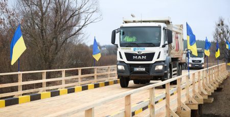 На межі Вишгородського та Бучанського районів Київщини відкрили рух тимчасовим мостом через річку Тетерів