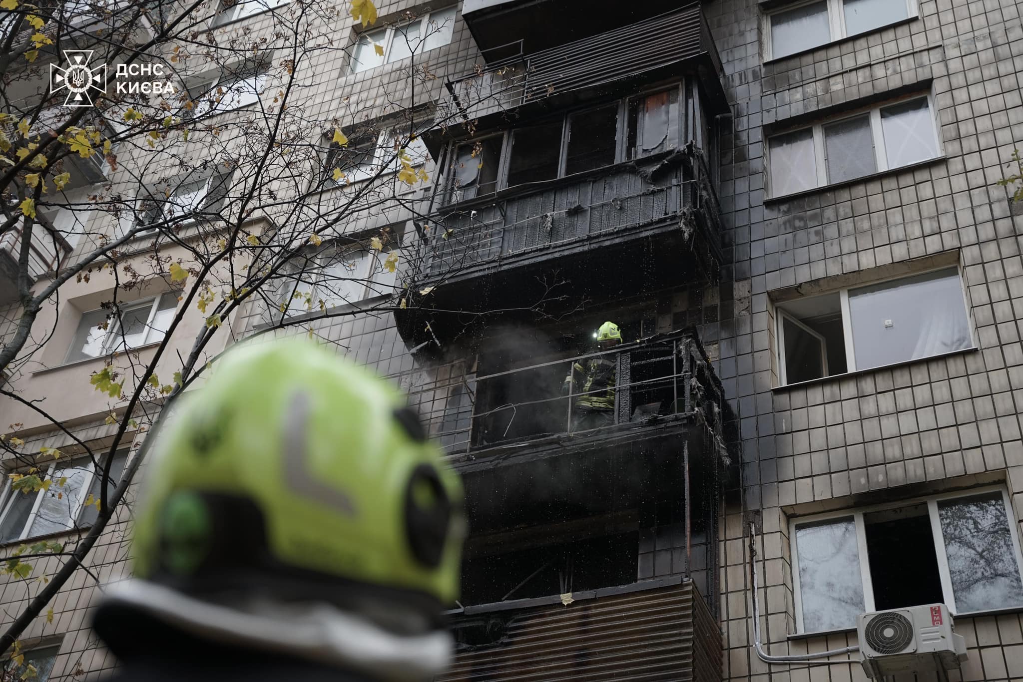 На столичній Русанівці при пожежі в багатоповерхівці евакуювали 6 мешканців (фото)