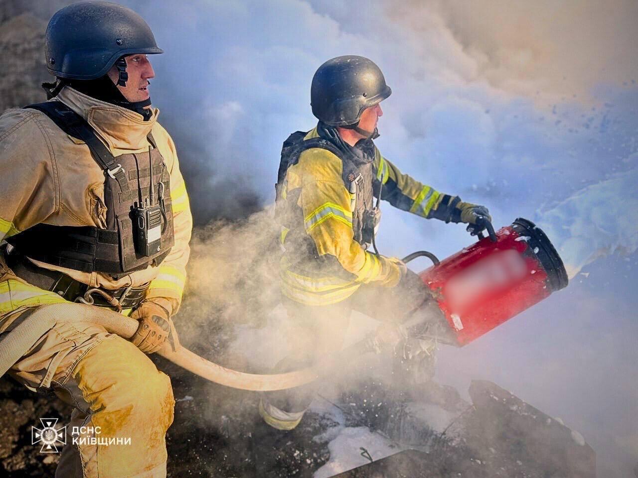 На Київщині внаслідок ворожої атаки пошкоджено інфраструктурний об’єкт, 21 будинок, постраждала жінка