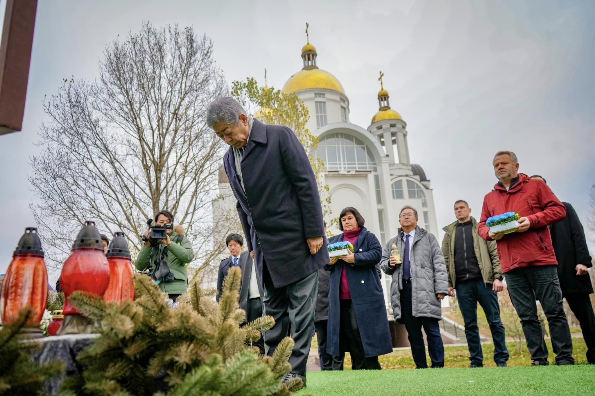 Міністр закордонних справ Японії в ході візиту до України відвідав Бучу