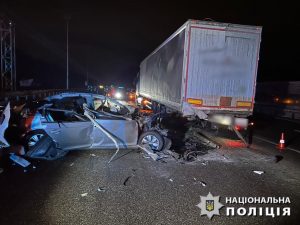 Поблизу села Проліски під Києвом легковик влетів у припарковану фуру, водій загинув