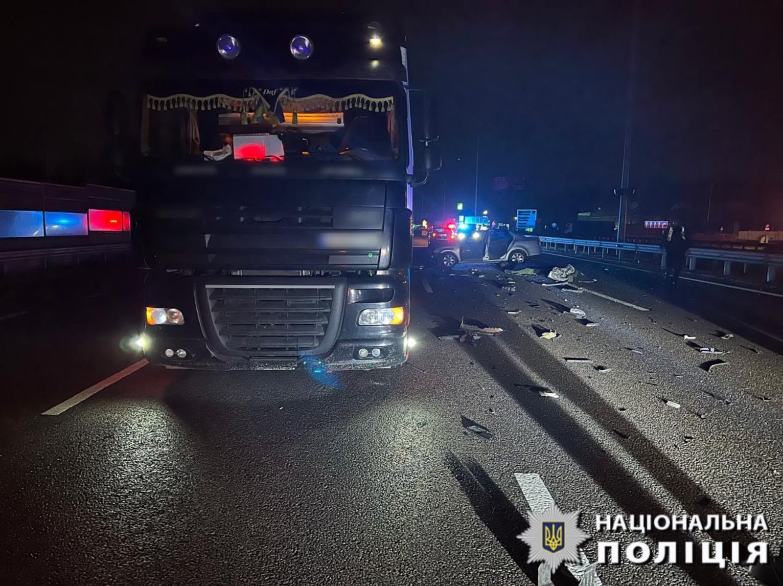 Поблизу села Проліски під Києвом легковик влетів у припарковану фуру, водій загинув