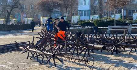 У Бучі на Київській площі почали встановлювати святкову ялинку