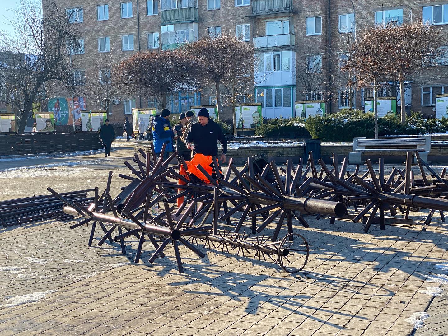 У Бучі на Київській площі почали встановлювати святкову ялинку У Бучі на Київській площі почали встановлювати святкову ялинку