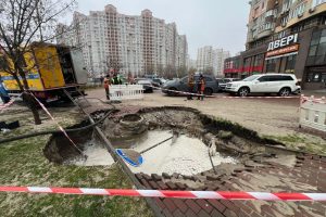 У Києві через порив водогону на Петра Григоренка підтоплено автостоянку, обмежено рух вулицями