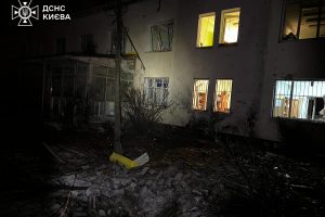 У Києві уламки ворожого БпЛА впали біля поліклініки, є постраждалий, в області пошкоджено будинки