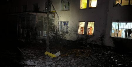 У Києві уламки ворожого БпЛА впали біля поліклініки, є постраждалий, в області пошкоджено будинки