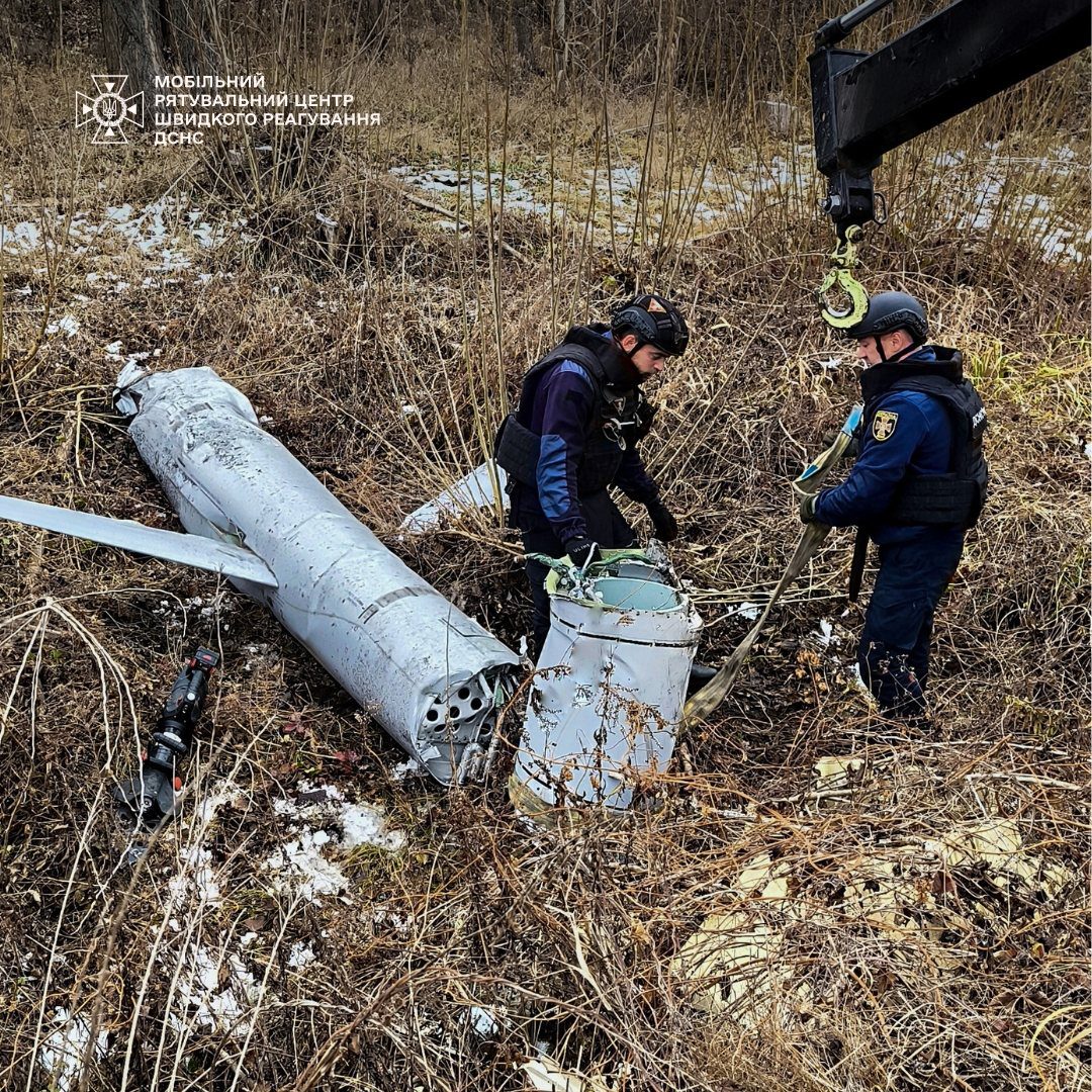 У Києві в одному з районів виявили залишки ракети Х-55 (фото)