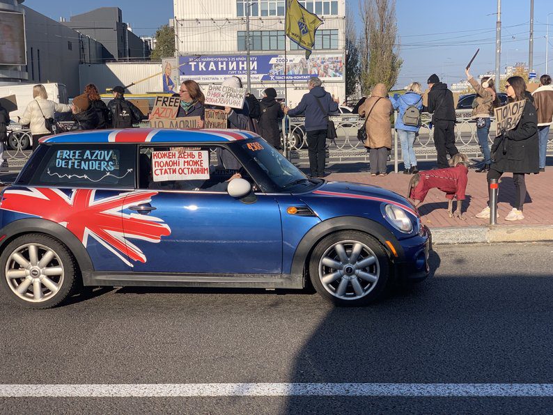 "Не мовчи! Полон вбиває": у Києві на проспект Степана Бандери провели акцію-нагадування на підтримку полонених