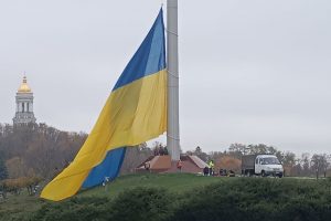 Головний прапор країни приспустили через погіршення погодних умов