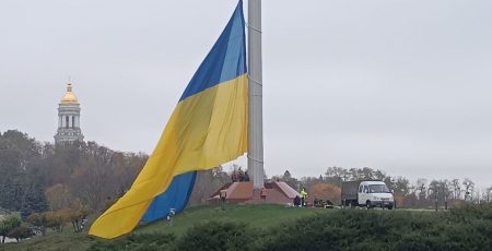 Головний прапор країни приспустили через погіршення погодних умов