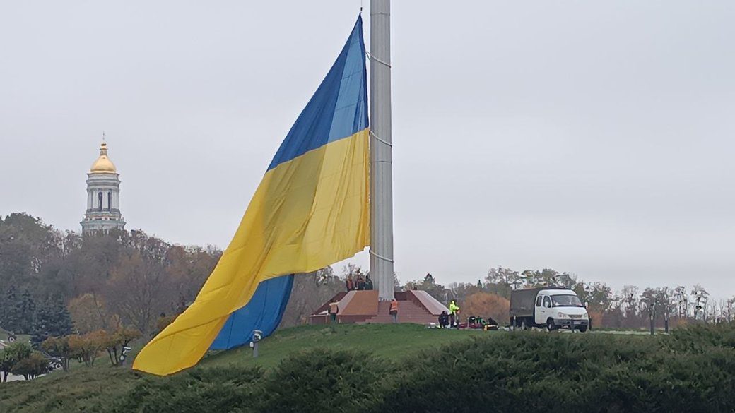 Головний прапор країни приспустили через погіршення погодних умов