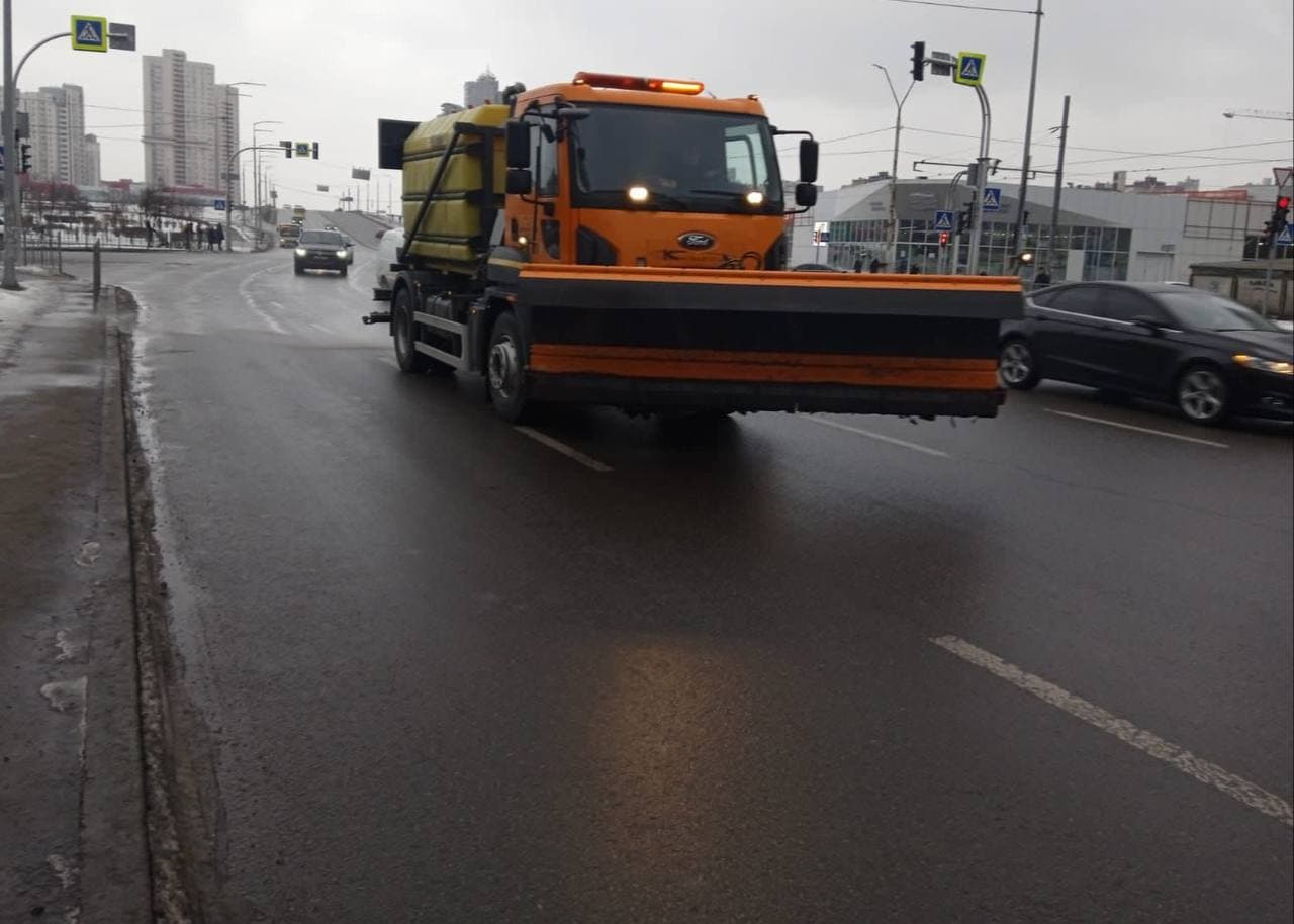 У Києві дороги від снігу чистять 180 одиниць спецтехніки - КМДА