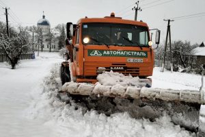 На дорогах Київщини наслідки негоди ліквідовують 196 одиниць техніки