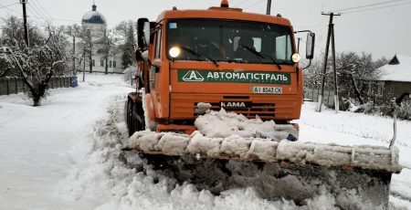 На дорогах Київщини наслідки негоди ліквідовують 196 одиниць техніки