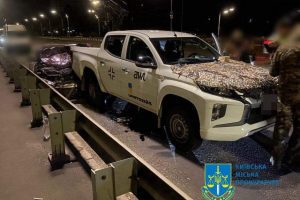 У Києві нетверезий водій під час комендантської години в’їхав у військовий автомобіль, є постраждалі