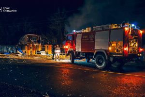 У Броварському районі ліквідували пожежу в будинку, який загорівся від уламків БпЛА (фото)