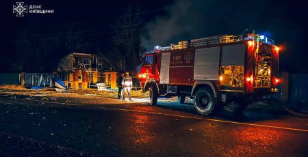 У Броварському районі ліквідували пожежу в будинку, який підпалили уламки БпЛА (фото)