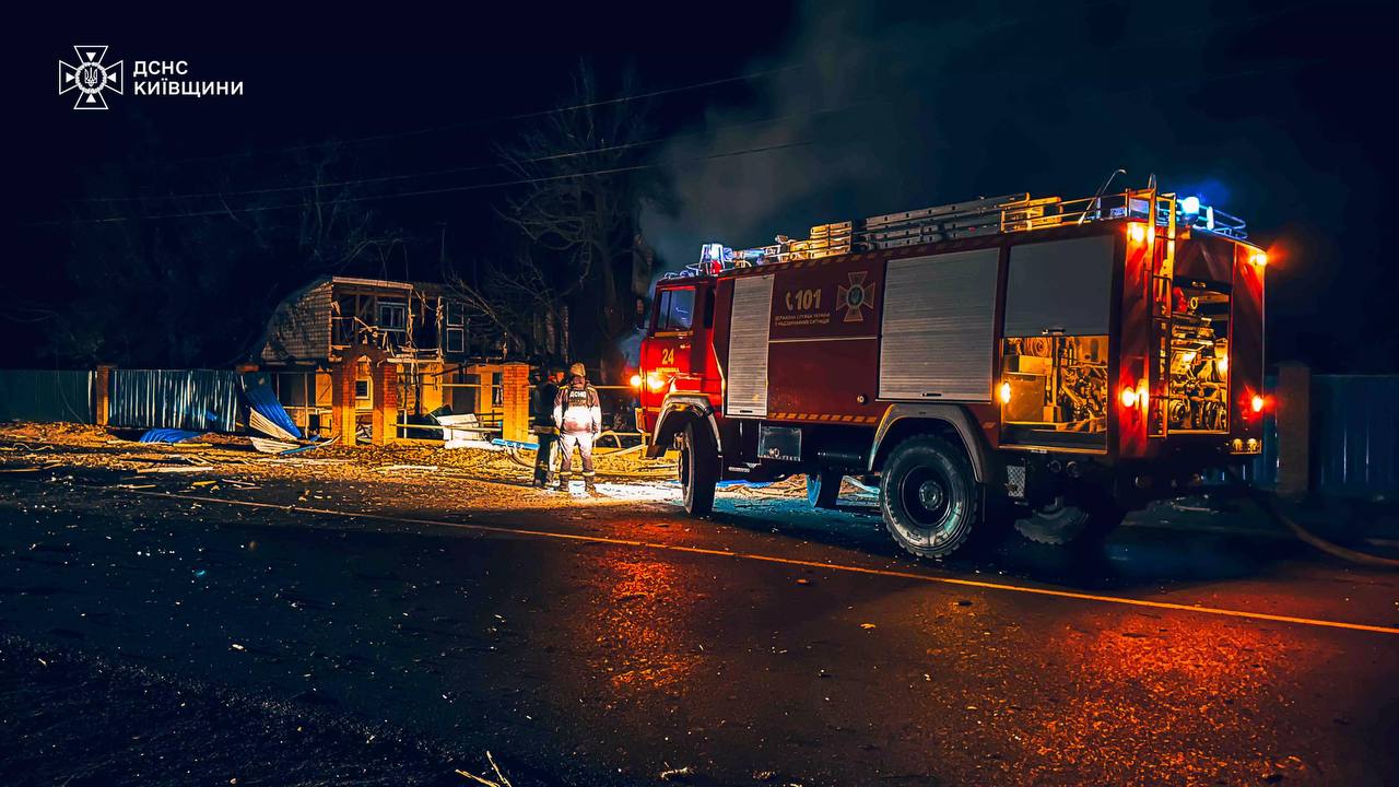 У Броварському районі ліквідували пожежу в будинку, який загорівся від уламків БпЛА (фото)