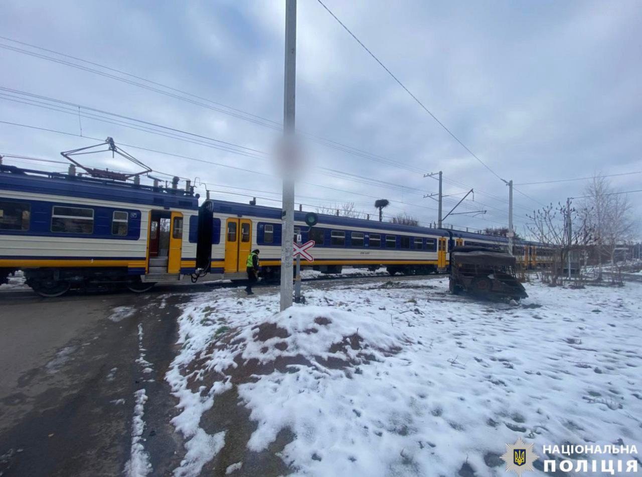 На Київщині легковик зіткнувся з електричкою Київ-Васильків