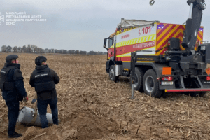 У Броварському районі на полі виявили бойову частину ракети Х-101