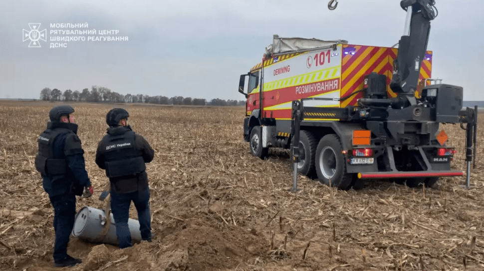 У Броварському районі на полі виявили бойову частину ракети Х-101