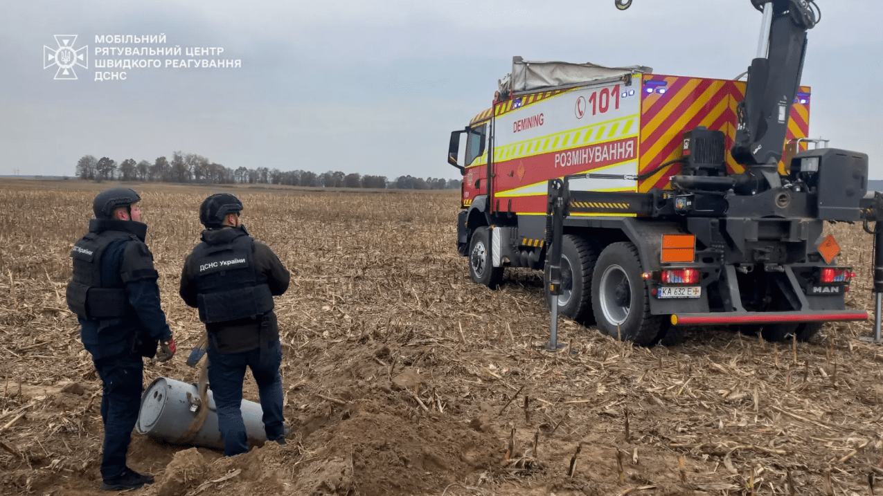 У Броварському районі на полі виявили бойову частину ракети Х-101