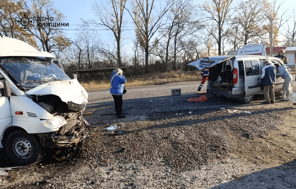 В Кагарлику внаслідок зіткнення маршрутки та легковика постраждало дев'ятеро осіб (фото)