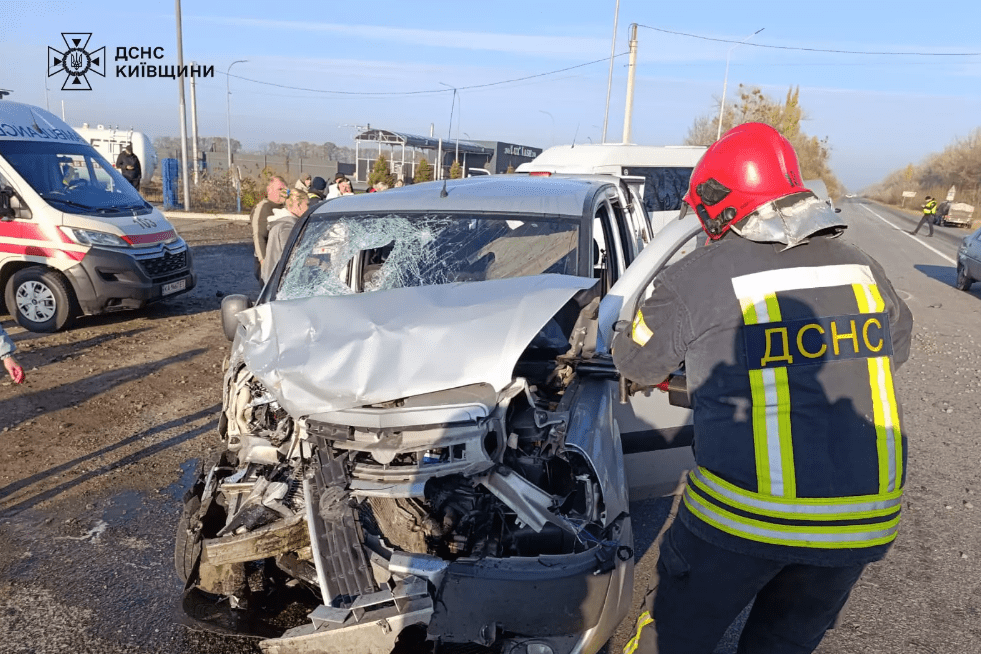 На Київщині внаслідок зіткнення маршрутки та легковика постраждало п'ятеро пасажирів