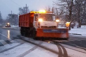 У Києві майже 200 одиниць техники “Київавтодору” долають ожеледицю