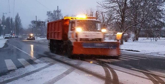 У Києві майже 200 одиниць техники “Київавтодору” долають ожеледицю