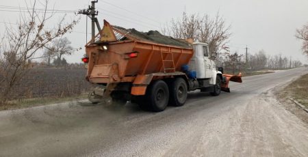 На Київщині понад 120 одиниць спецтехніки очищають дороги від ожеледі