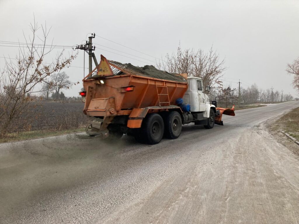 На Київщині понад 120 одиниць спецтехніки очищають дороги від ожеледі