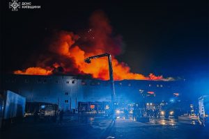 Внаслідок ворожої атаки безпілотників на Бориспільщині сталась масштабна пожежа на складах (фото, відео)