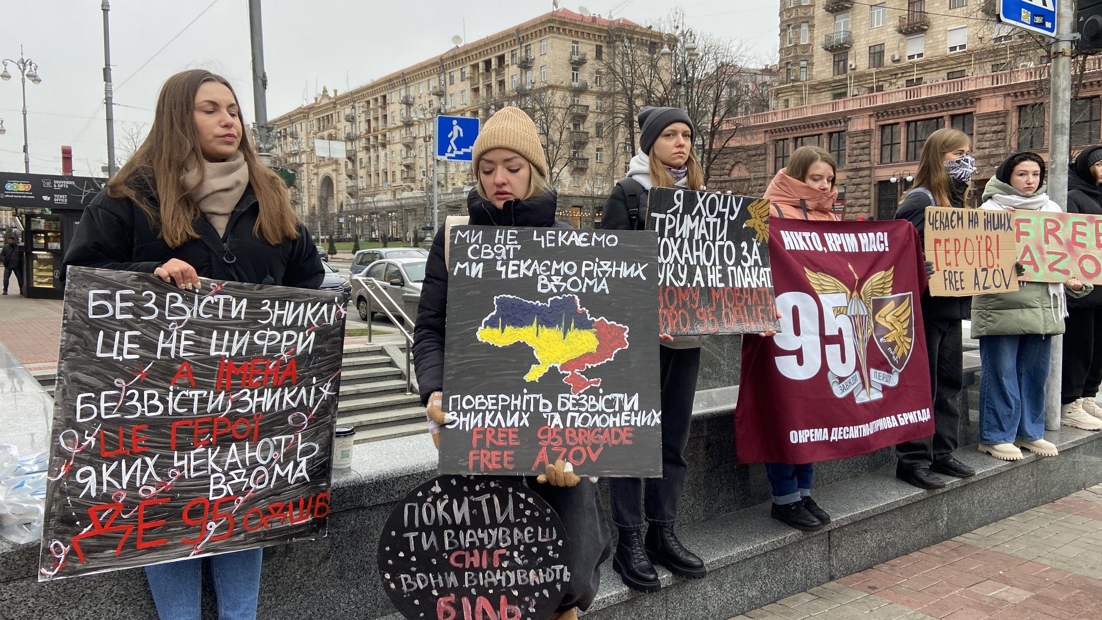 "Не мовчи! Полон вбиває": у центрі Києві провели акцію-нагадування на підтримку полонених