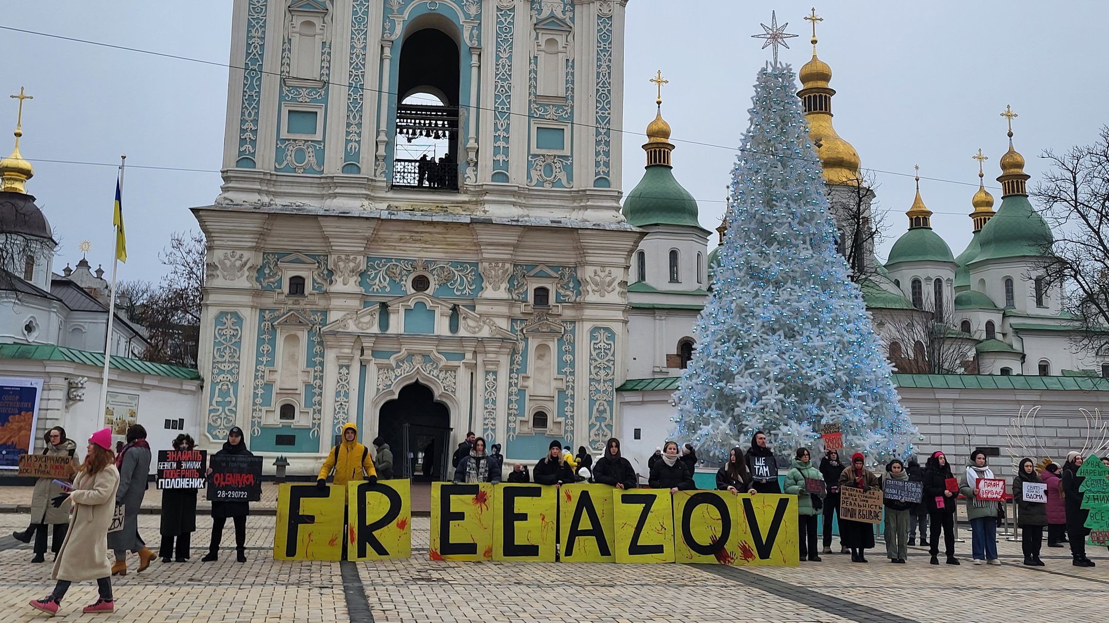 Біля головної ялинки на Софійській площі пройшла акція Free Azov на підтримку військовополонених