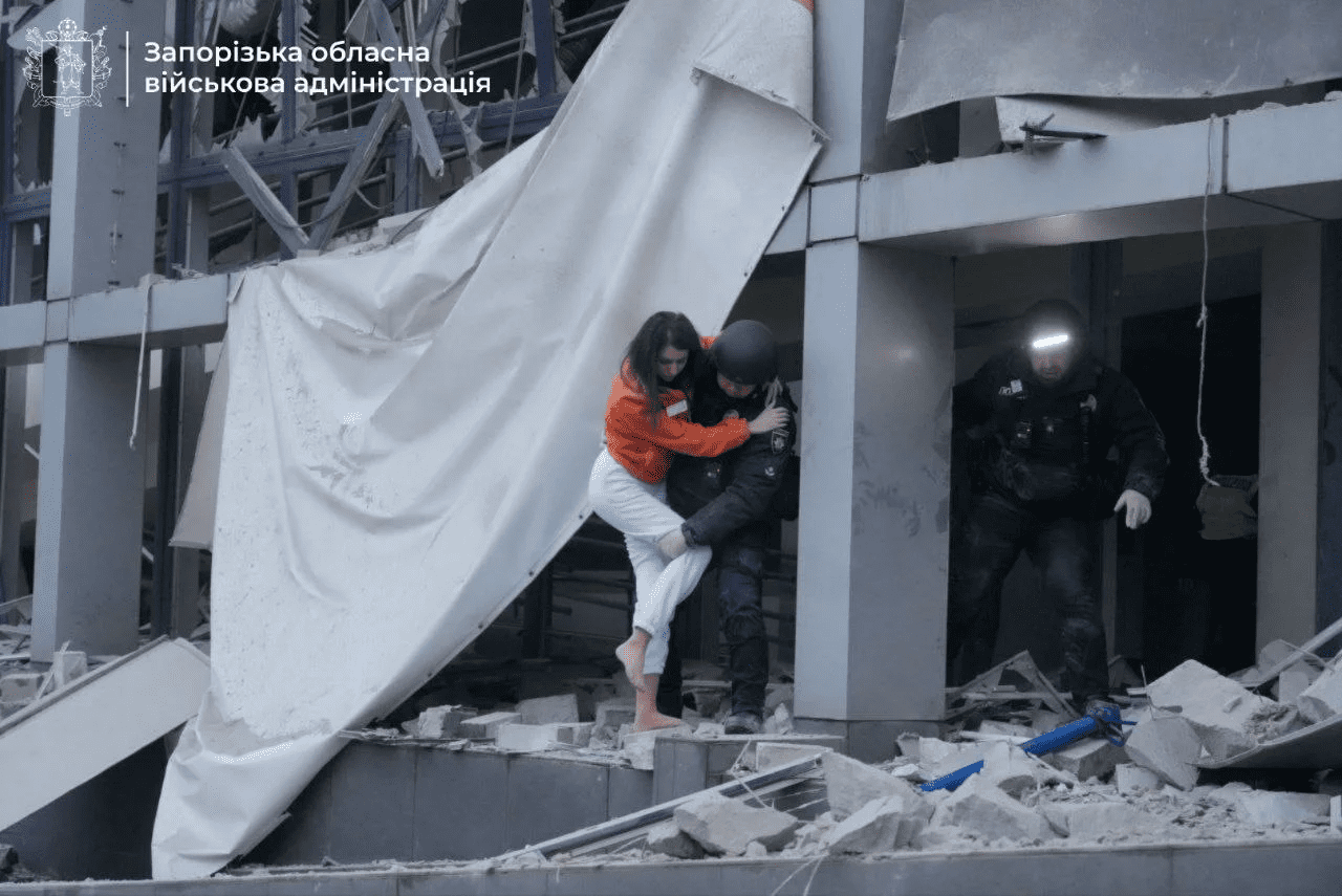 Обстріл Запоріжжя: троє загиблих, багато поранених, зруйнована клініка