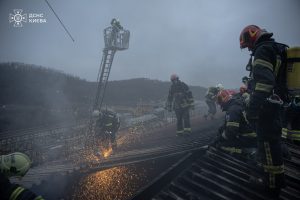 ДСНС: Вогнеборці врятували жінку при пожежі в офісі у Голосієві