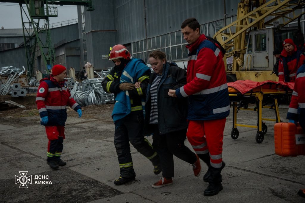 ДСНС: Вогнеборці врятували жінку при пожежі в офісі у Голосієвому